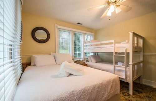 Historic 4BR Colonial with Pool Table and Fire Pit - Foto 24