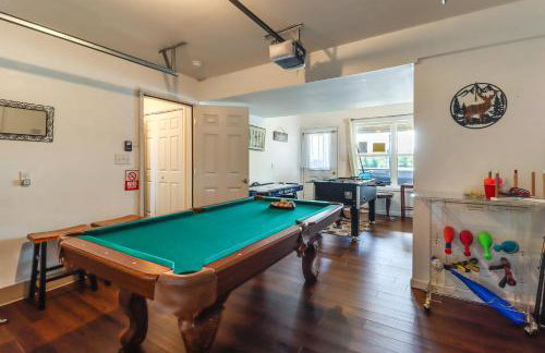 Lakefront Pocono Retreat w/ Hot Tub & Movie Hub - Foto 32
