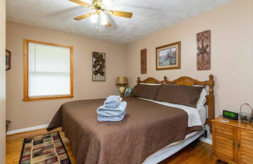 Carries Cottage- Hot Tub, Firepit, Covered Deck - Foto 23