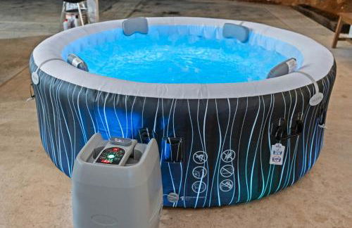 Entire Private Home with 4 Bedrooms 2 Bathrooms, 6 Beds, Hot Tub, King Bed, 6 Parking, Big Yard, Available Now - Foto 4