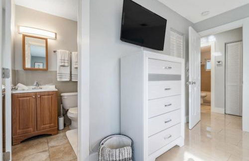 Roxanas 3bed 2bath Home with Modern Interior and BBQ Backyard - Photo 45