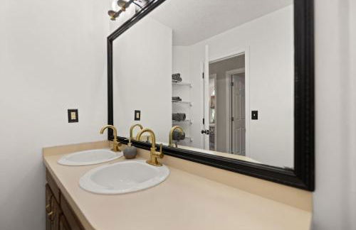 5 Minutes from Hospitals and UK! - Photo 19