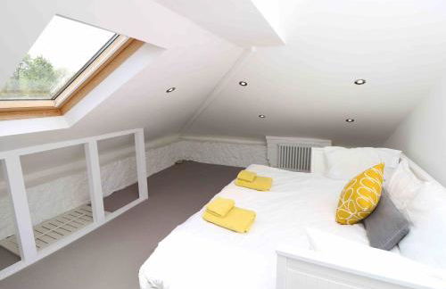 Perfect Retreat in Luxury & Historical Manor House - Photo 12