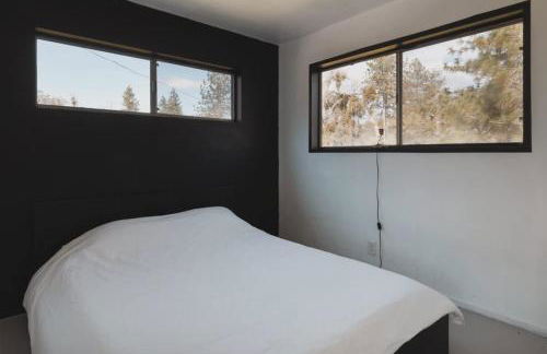 Secluded rustic 2-bedroom cabin at nature retreat - Photo 4