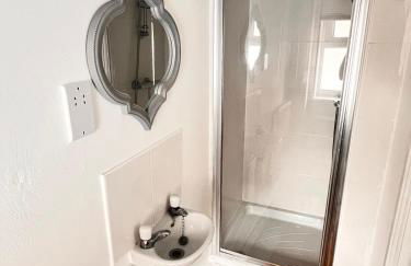 5 bedroom 3 Bathroom townhouse,Parking, Netflix, Pool table, Wifi,Nr Sandwell Hospital and train station - Foto 11