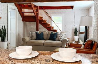 2 Blocks to riverfront | 48" Firepit | Turf Yard - Foto 25