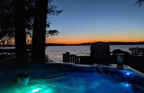 Cozy Home, Hot Tub, Dock, Kayaks, Swimming & More! - Photo 1