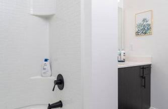 Radiant Vibes Spacious 2BR 2BA 2 King Beds Gym WFH - Foto 26