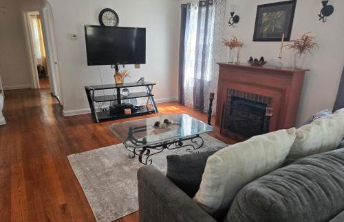 Chic City Charming Bungalow with all the Amentities Great Family Getaway! - Foto 9