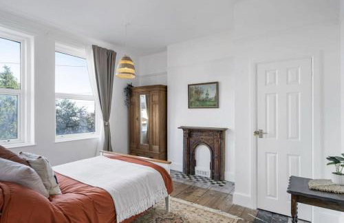 Bright Apartment w Parking & Distant Sea Views - Foto 10