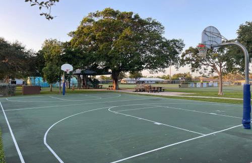 Luxury Home with Heated Pool close to beaches - Foto 25