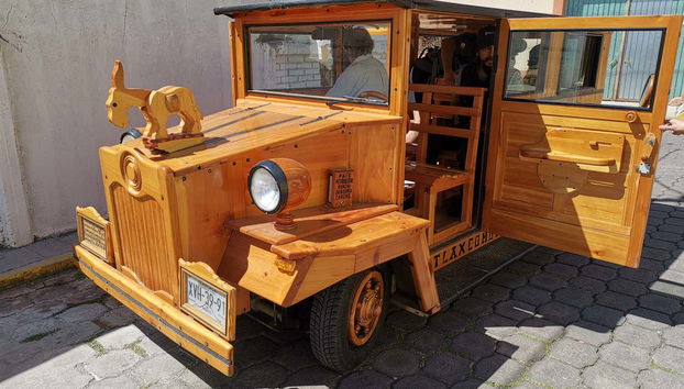 Un curioso vehículo hecho de madera