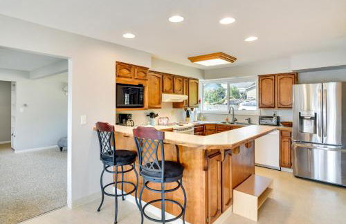 Serene Forest Grove Home with Deck and Stunning Views! - Foto 6