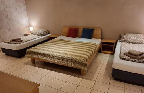 Basecamp 60 am Waldrand - für Gruppen Familien Monteure - helles 2-Zimmer-Souterrain - Frankfurt, Hanau, Gießen - kostenlose Parkplätze - Foto 5