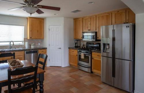 Lakefront 6BR Retreat w Dock & Game Room - Foto 28