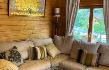 3 Bedroom Lodge Hotub pool in Horsley Surrey UK - Photo 8