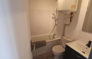 LES TERRASSES DE LA BARONNIE Appartement climatisé avec 1 chambre et piscine ouverte de fin Mai à mi Septembre Parking securisé avec accroches vélo disponible du 1er Avril au 30 Septembre sans supplement - Foto 18