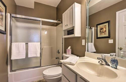 Lakefront Balcony and Pool Access Camdenton Condo - Foto 16