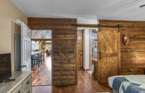 Mountain retreat w 2 fireplaces & lake - Foto 26