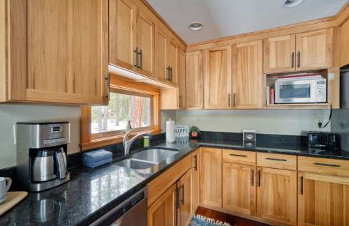 Spring Home 6 - Cozy 4BR Cabin in Black Butte Ranch w Fireplace - Foto 8