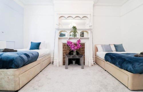 Spacious 4-Bed Home, Perfect Stay with Free WiFi - Foto 18