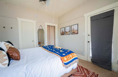 Work Desk- FirePit-Pool-Steps to UofA - Foto 55