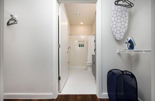 1BR Escape w Pool&Parking, Near Rvrwlk & Conv Ctr - Foto 14