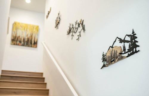 Spacious 5BR Getaway w Game Room & Modern Comfort - Photo 39