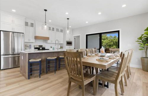 Modern Lakefront Escape | The Twelve - Foto 16