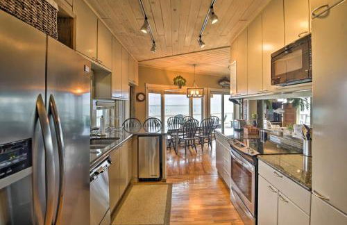 Chic Home: Ocean Views, Hot Tub & Game Room! - Foto 9