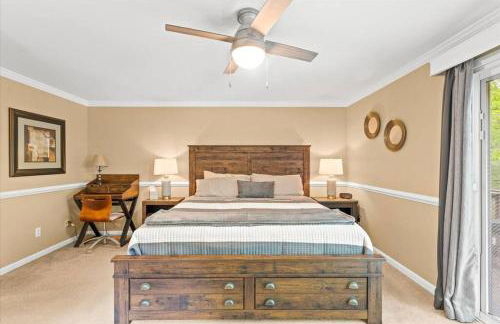 The Gingerbread House - 4 BR chalet, Sunroom, Deck, sleeps 10, modern amenities - Foto 9