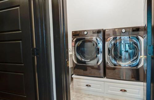 Luxurious Lake Front Estate, Sleeps 20, Game Room and Pet Friendly - Foto 39