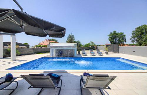Luxury Villa with extra heated pool with hydromassage, biliard near town center and beach by WiiBuk - Foto 8