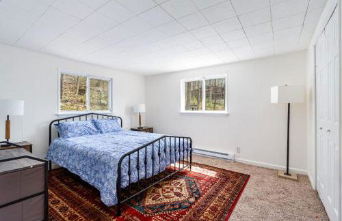 Hot Tub, Wraparound Deck, & WiFi at Chalet Cabin - Foto 15