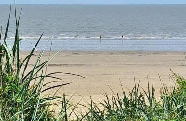 Ocean Drive Deluxe Apartment with complimentary Day Time Beach hut - Foto 22