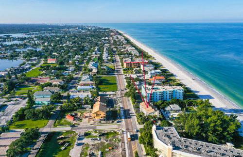 100 steps to beautiful Indian Rocks Beach, oceanside, 2 bedroom updated condo - Foto 7