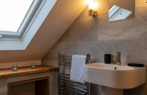 Stunning rural stay with idyllic views & great location - Photo 11