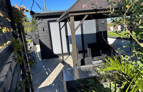 Little Woodlands Chalet with Private Garden & Hot Tub - Foto 46