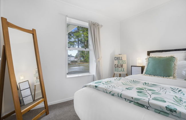 Bright 3-Bedroom Unit - WiFi & Parking - Photo 3