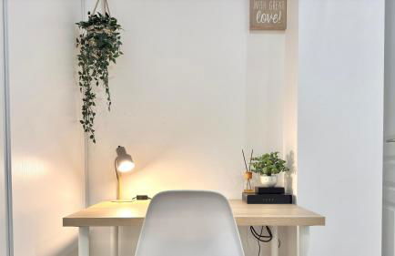 Central Studio - Bright & Modern - Private Terrace - AirCon - Near Train & Beach - Foto 4