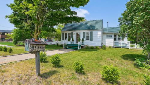 Boyne City Cottage Walk to Downtown and Lake! - Foto 2