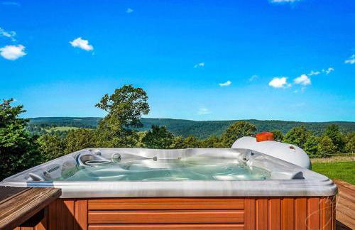 Lodge at OZK Ranch- Incredible mountaintop cabin with hot tub and views - Photo 7