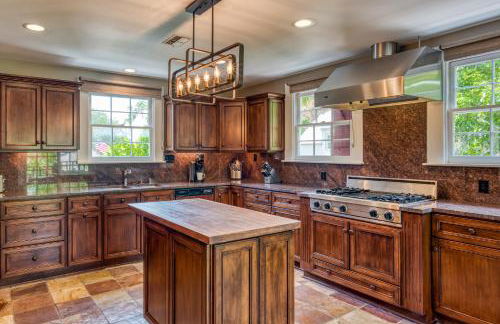 Colonial Quarter hideaway with modern comforts & balcony - near the beach - Photo 12