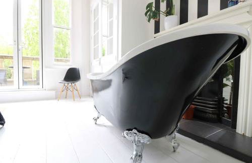 Perfect Retreat in Luxury & Historical Manor House - Photo 29