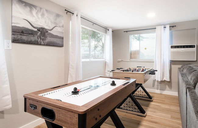 Upstay - Bungalow w Games Golf Fire and Patio - Photo 3