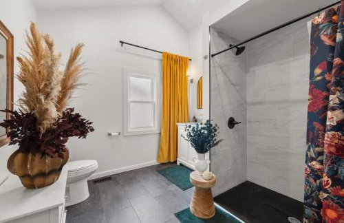 Hot Tub - Game Room - Chic & Spacious - Sleeps 10 - Foto 34