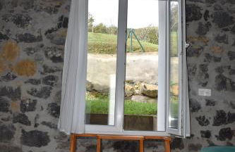 La Antigua Cuadra es un alojamiento de piedra y altos techos de madera con mucho encanto, jardín privado con barbacoa y acceso al río Asón - Foto 9