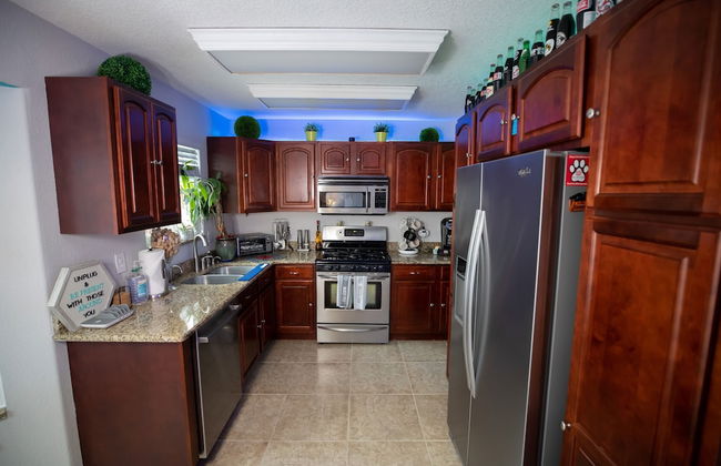 Urban Oasis W/hot Tub, Heated Pool And Private Movie Theater 2 Bedroom Home by RedAwning - Foto 17