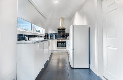 Balloch House -Spacious 3 bed house with on street parking - Photo 11