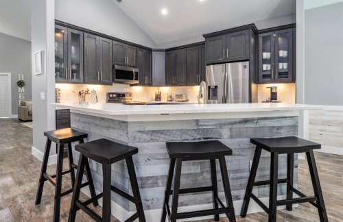 Gorgeous Modern 6BR South Facing Private Pool Hot Tub BBQ Theater 2 Miles Disney - Foto 35